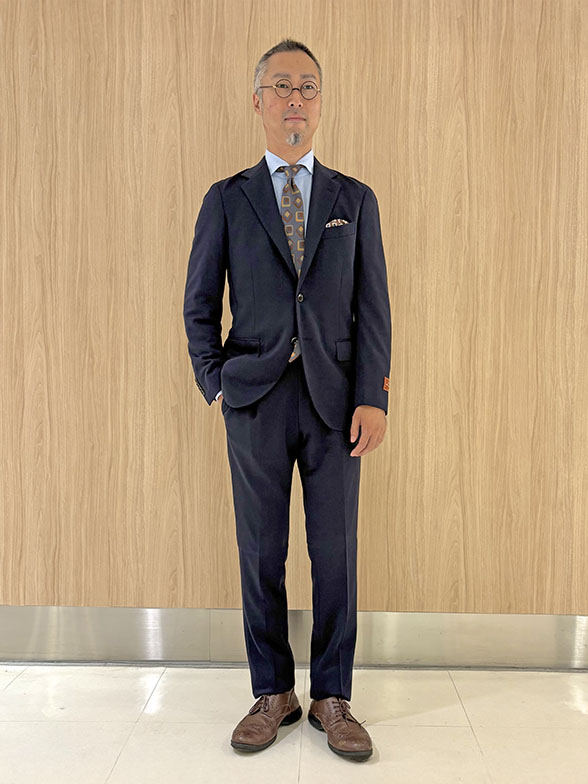 定番ネイビーに遊び心を