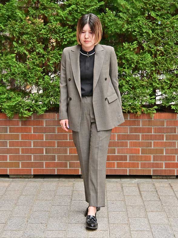 シックで軽やか、マニッシュな着こなし。