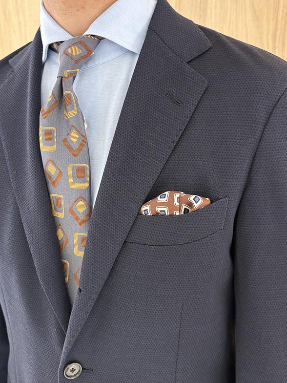 定番ネイビーに遊び心を