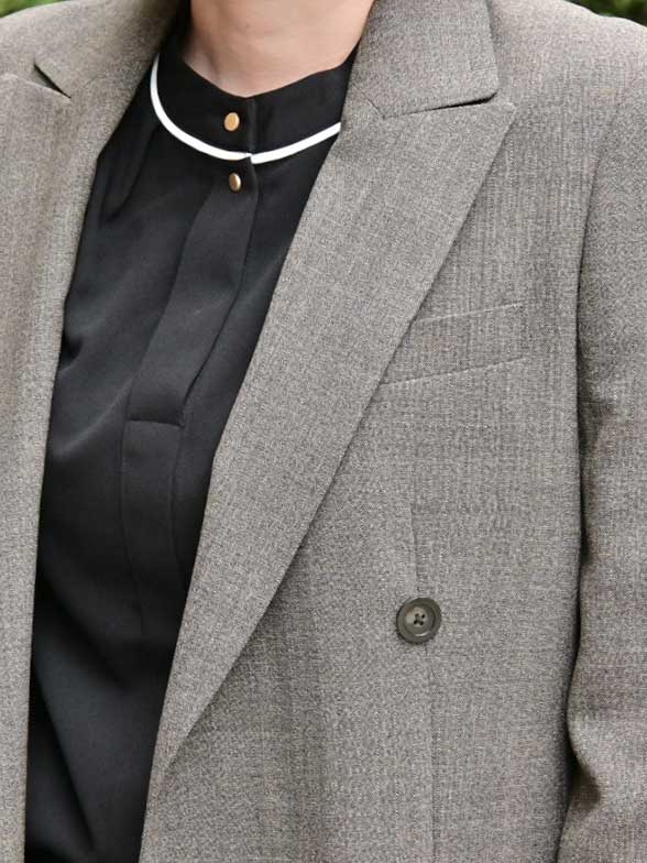 シックで軽やか、マニッシュな着こなし。