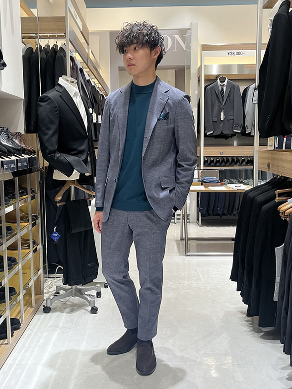 深緑の差し色で洗練コーデ