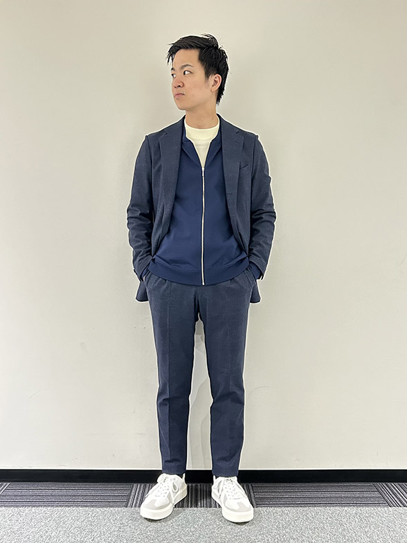 ニット×ブルゾンでアクティブに魅せる