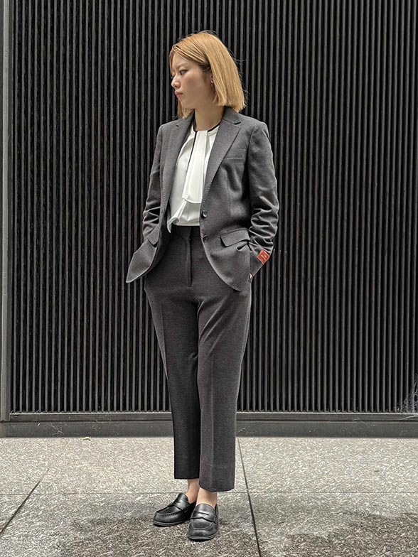グレーのスーツに白で抜け感を