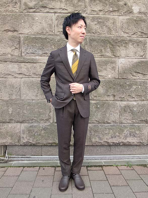 深みブラウンで魅せる、上質な秋