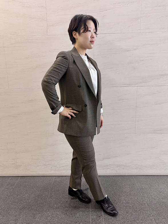 グレーがかったベージュで知的に魅せる