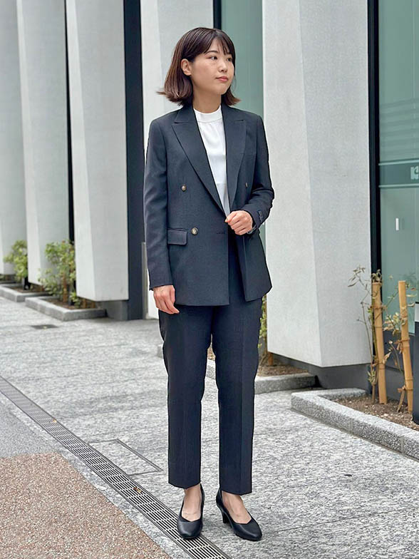 チャコールグレーで大人のメリハリスタイル