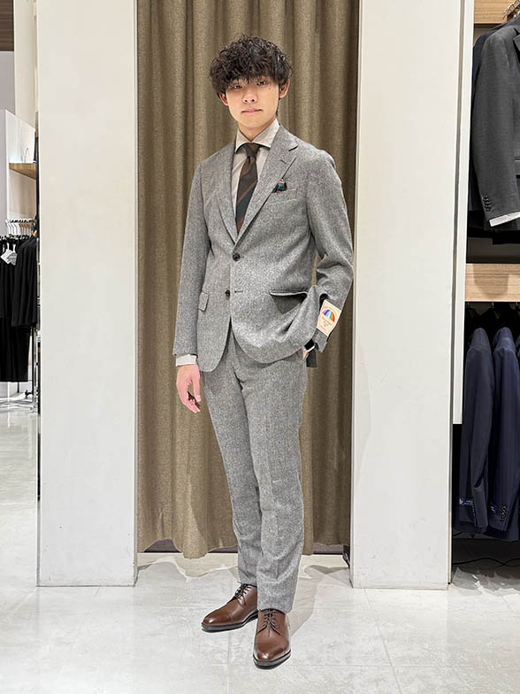 素材で魅せる秋のスーツ