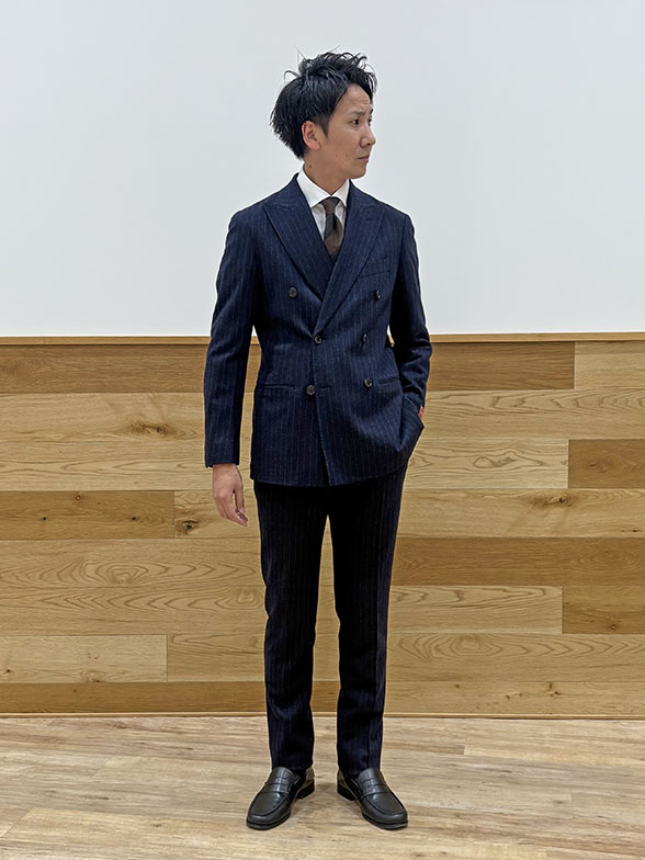 ネイビー×ブラウンで洒落感アップ