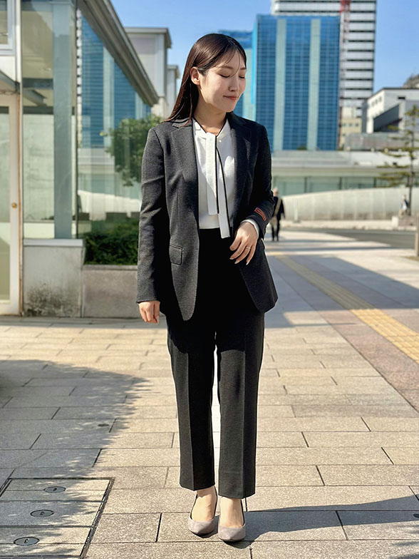 ボウタイニットで華やぎをプラス