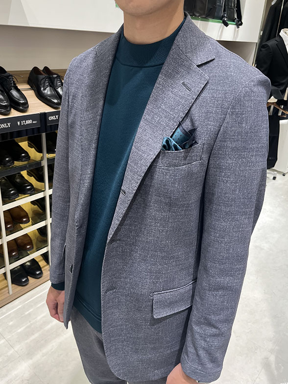 深緑の差し色で洗練コーデ