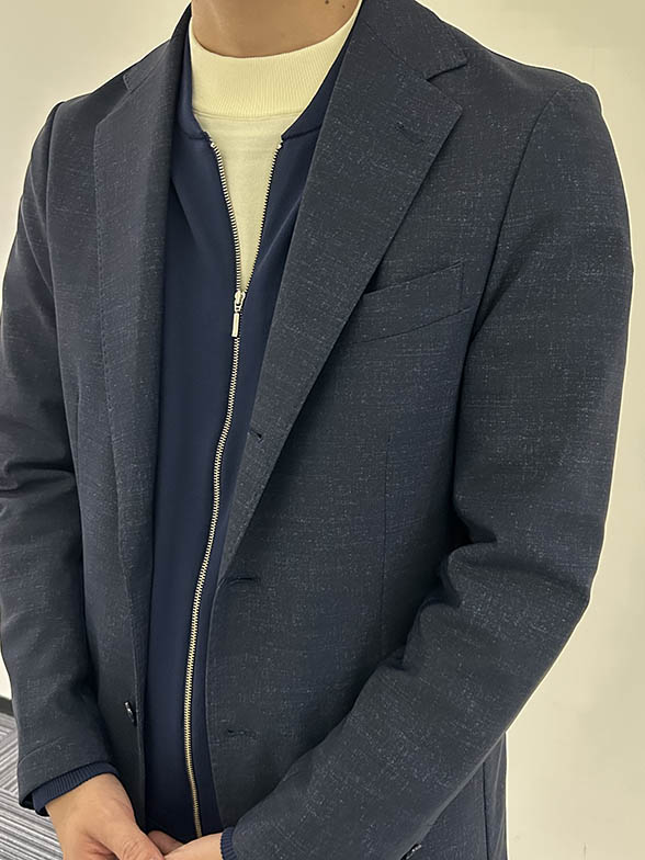 ニット×ブルゾンでアクティブに魅せる