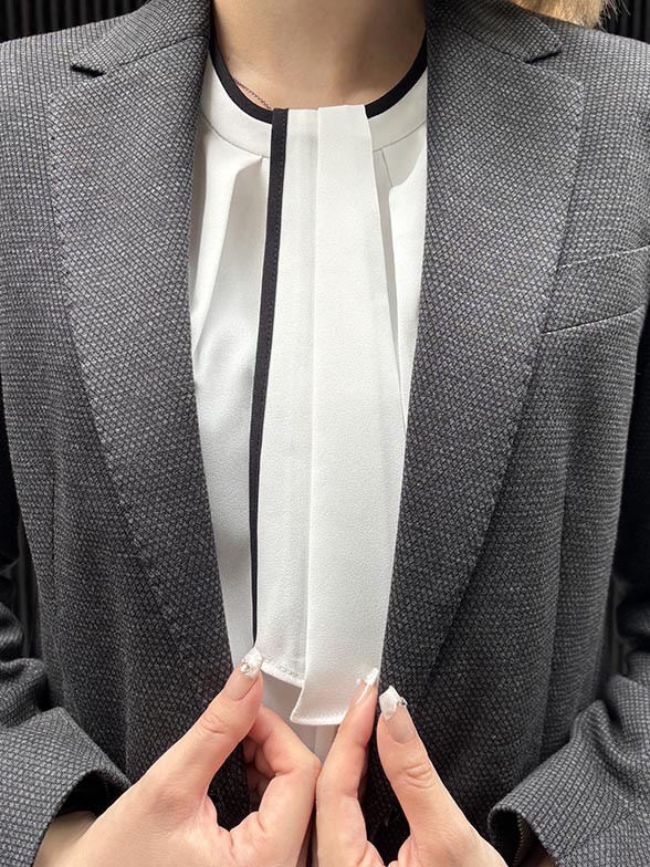 グレーのスーツに白で抜け感を
