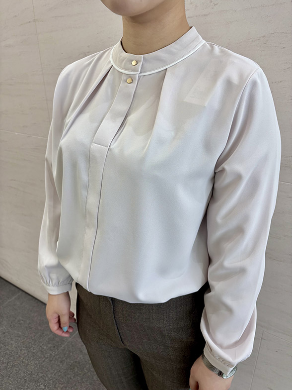 グレーがかったベージュで知的に魅せる