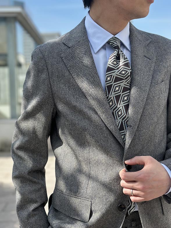 ヘリンボーンで魅せる落ち着きスタイル