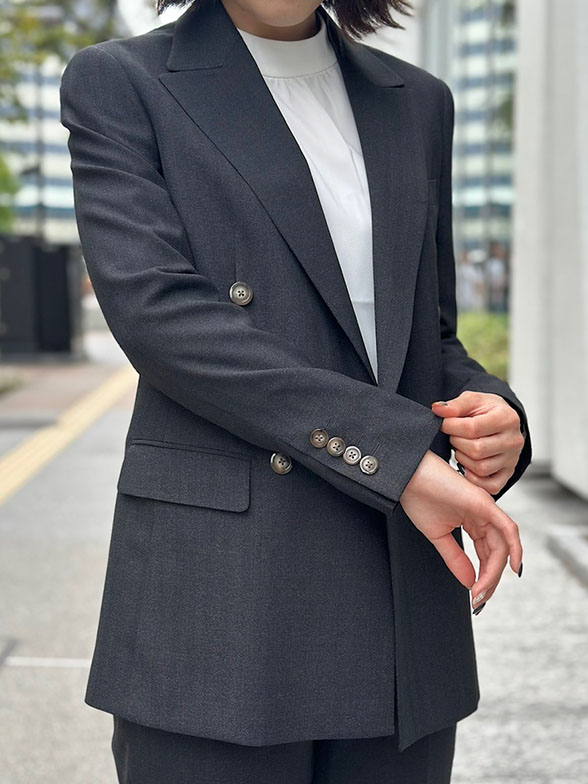 チャコールグレーで大人のメリハリスタイル