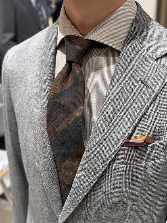 素材で魅せる秋のスーツ