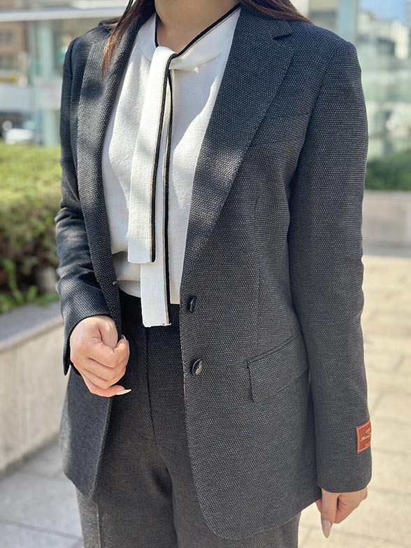 ボウタイニットで華やぎをプラス