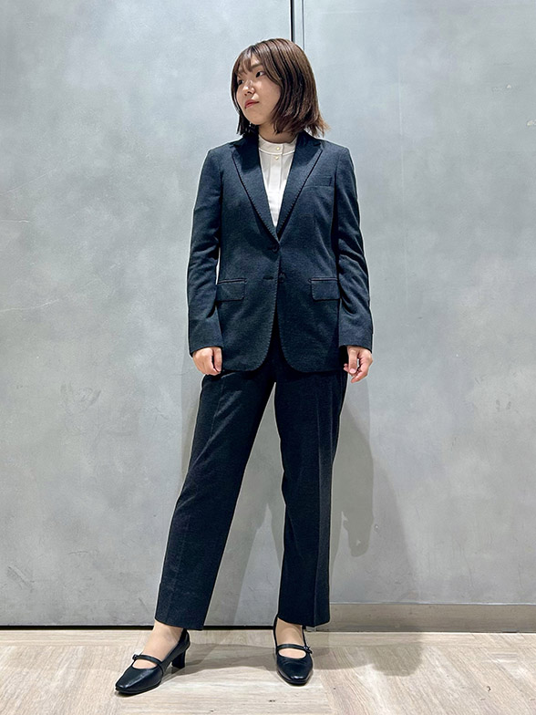 グレー×パステルで魅せる大人の女性らしさ