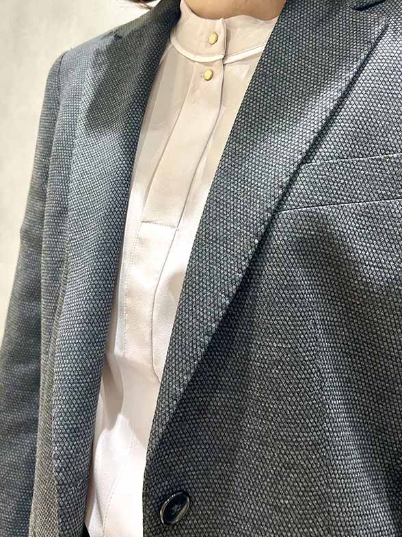 グレー×パステルで魅せる大人の女性らしさ