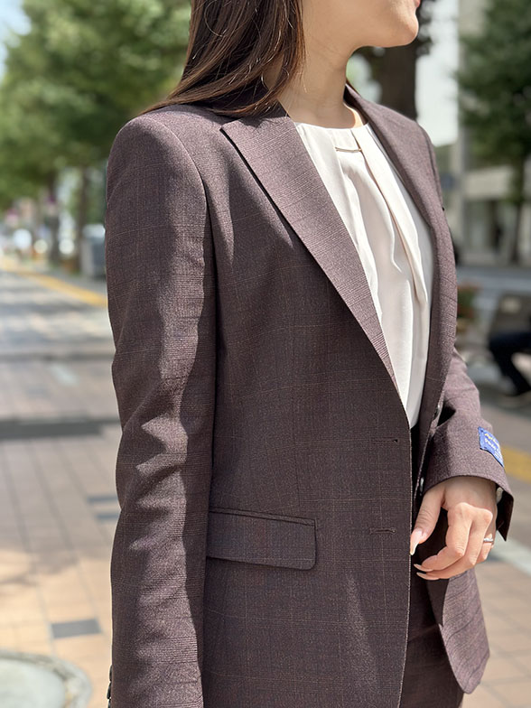 深みボルドーで魅せる洒落感