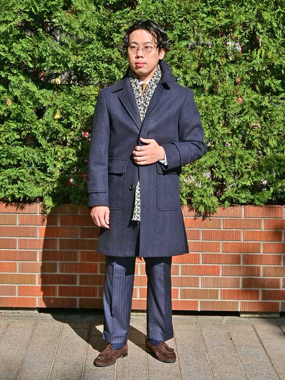 襟元ストールでさりげないアクセント