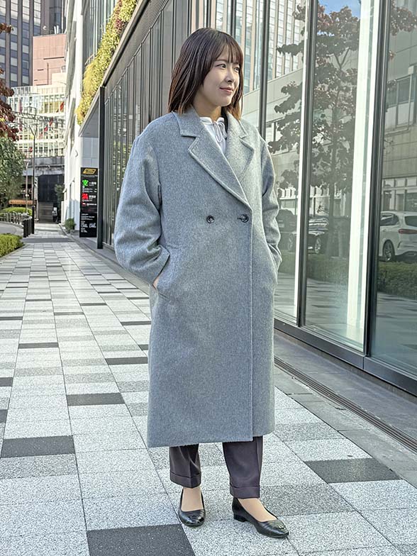素材感を楽しむライトグレーコート