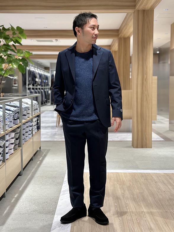 オフィスに馴染む、洗練ブルースタイル