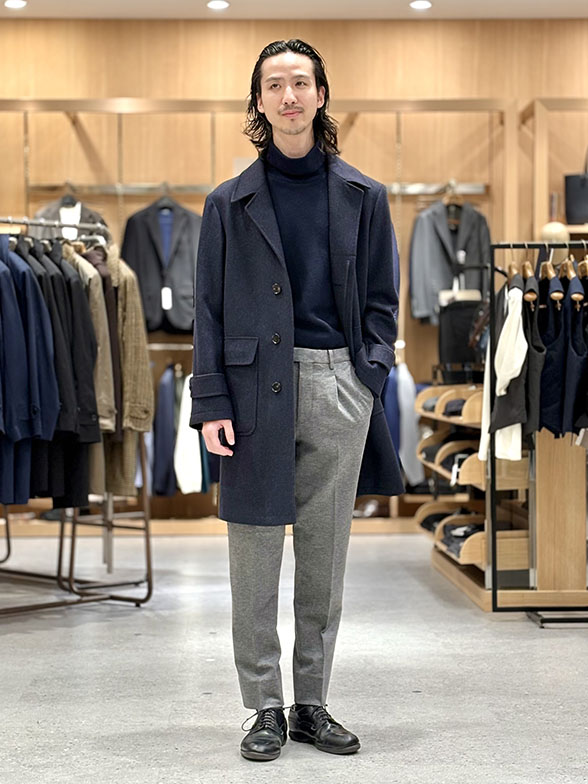 大人の余裕を纏うクラシカルオーバーコート