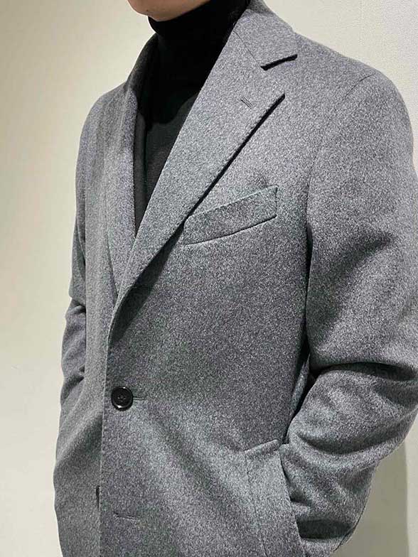 軽やかカシミヤで叶える上品モノトーン