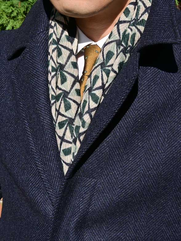 襟元ストールでさりげないアクセント