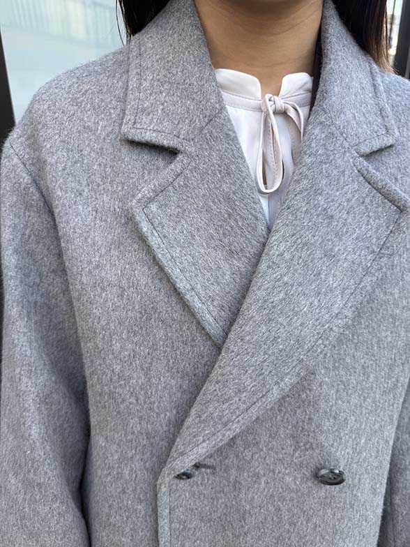 素材感を楽しむライトグレーコート