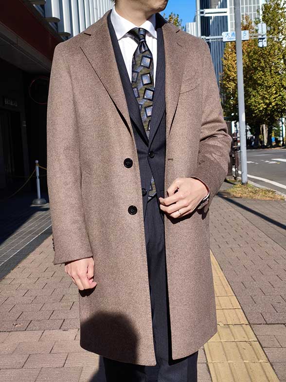 冬の装いを格上げする、ブラウンベージュ。