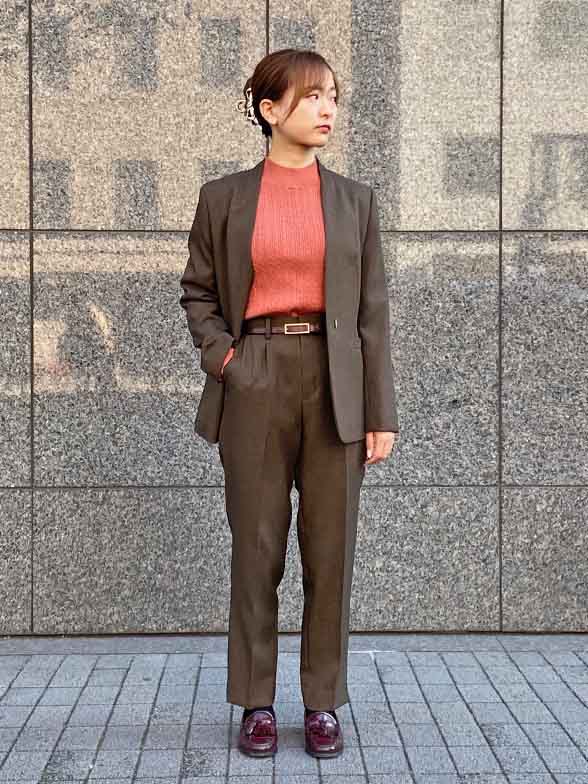 ニットが映えるノーカラースタイル