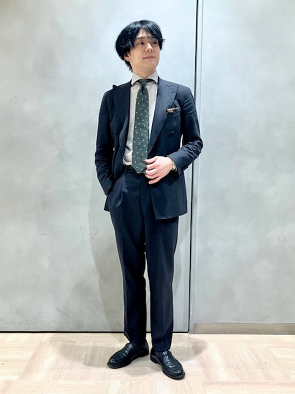 ダブル仕立てが映える洗練シルエット