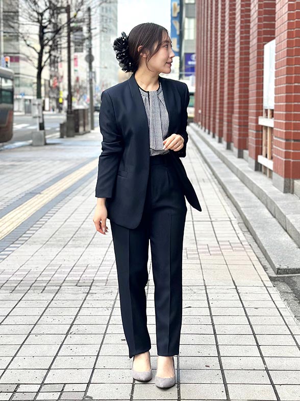 柔らかな雰囲気を引き立てるノーカラースーツ