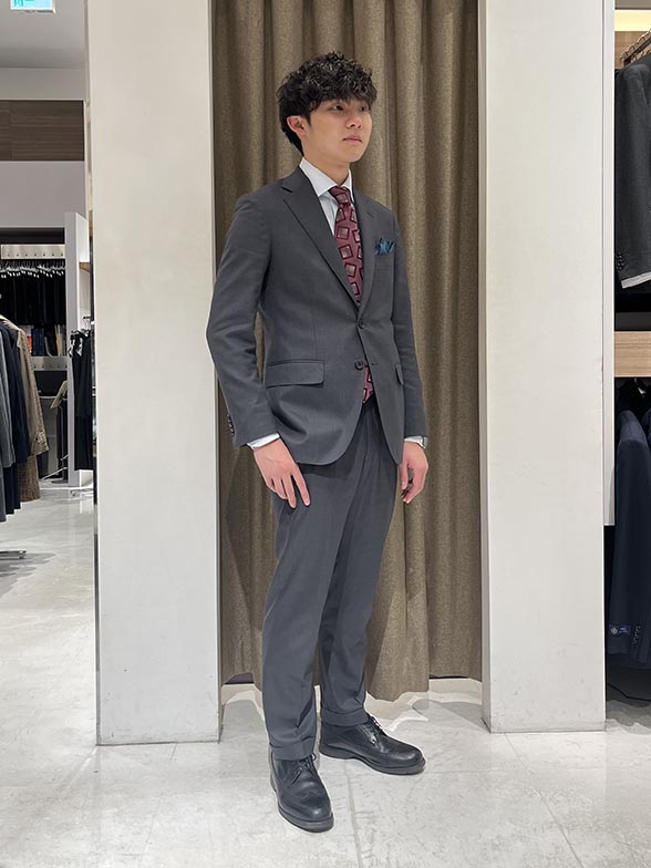 定番スーツをパーティー仕様にアレンジ