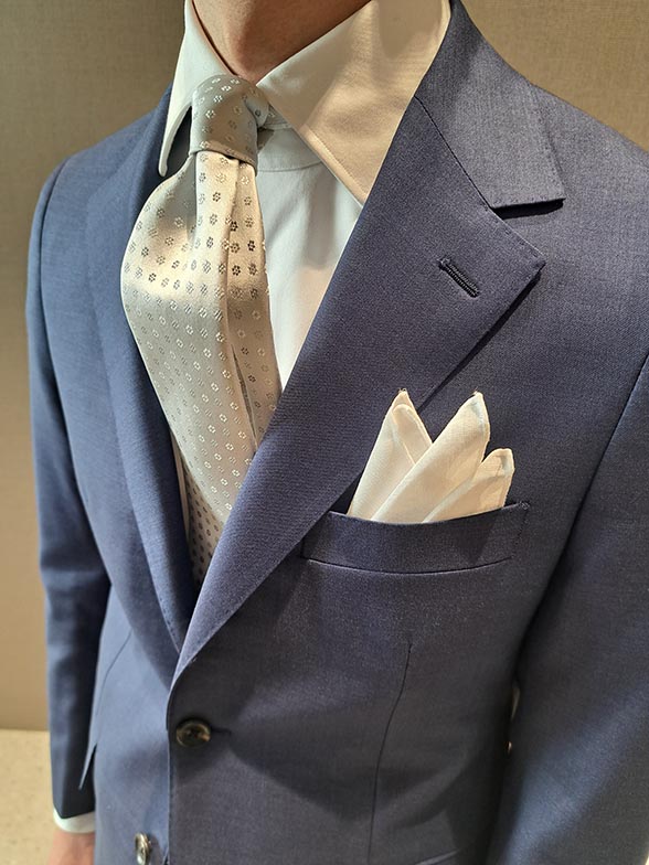 セレモニーを彩るスリーピーススーツ