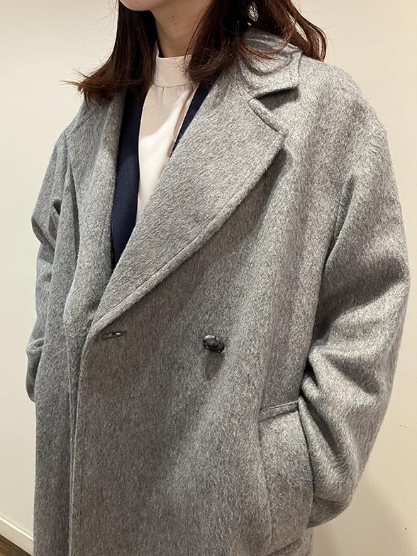 ほどよい抜け感でオンオフ使えるロングチェスター