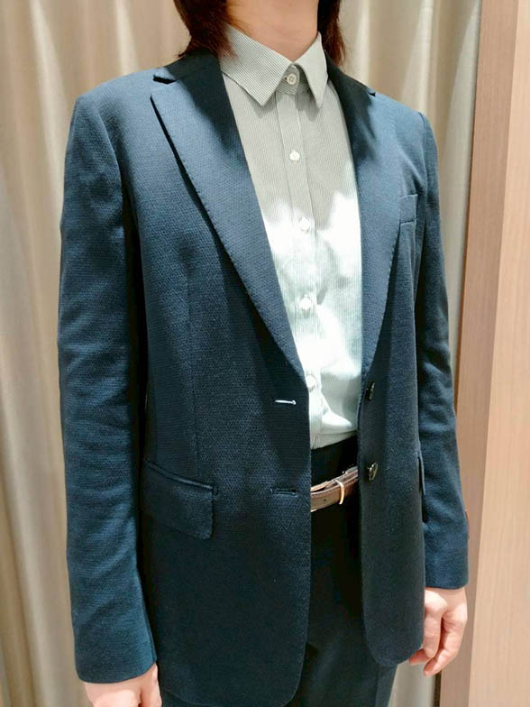 高級感漂うネイビースーツ