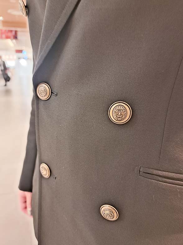 メタル釦がつくる軽やかな表情