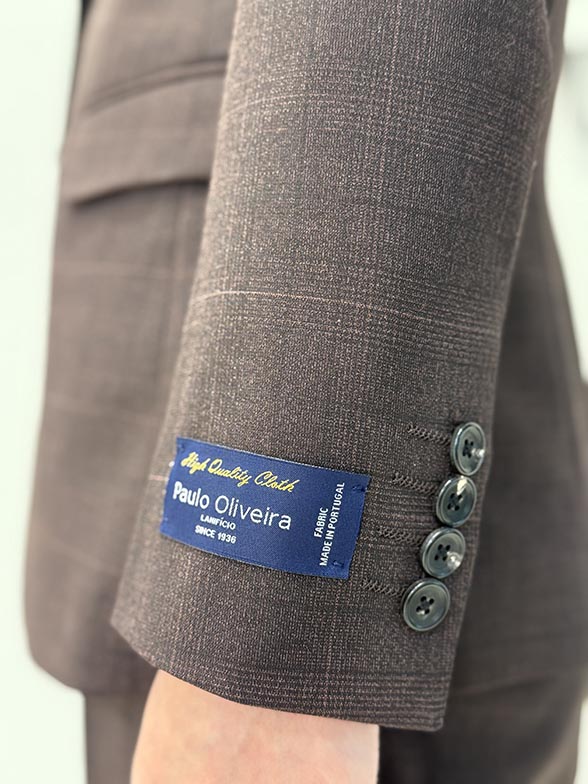 着回し自在なボルドーカラースーツ