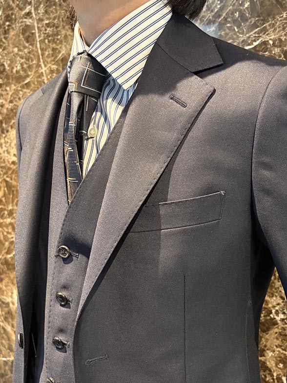 特別なシーンにふさわしい王道スリーピース