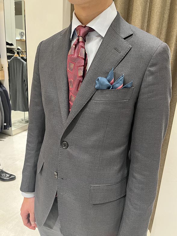 定番スーツをパーティー仕様にアレンジ