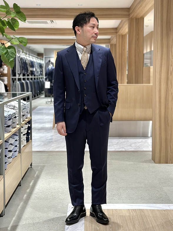 主役を引き立てる春のネイビー