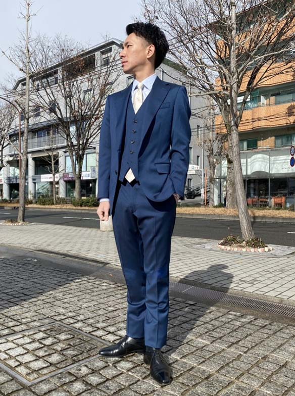 目を引く鮮やかなブルー