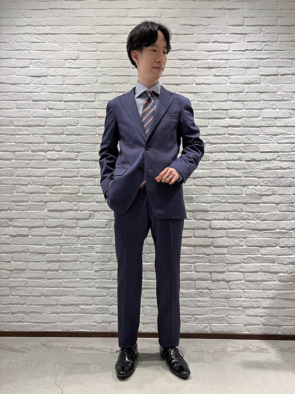 爽やかに魅せる春のブルー