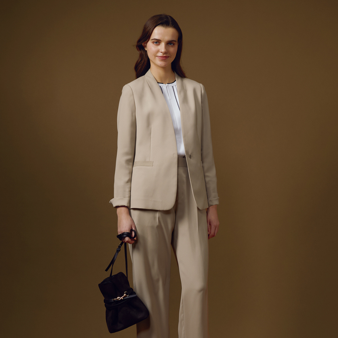 ノーカラーダブルジャケットで格式ある佇まい