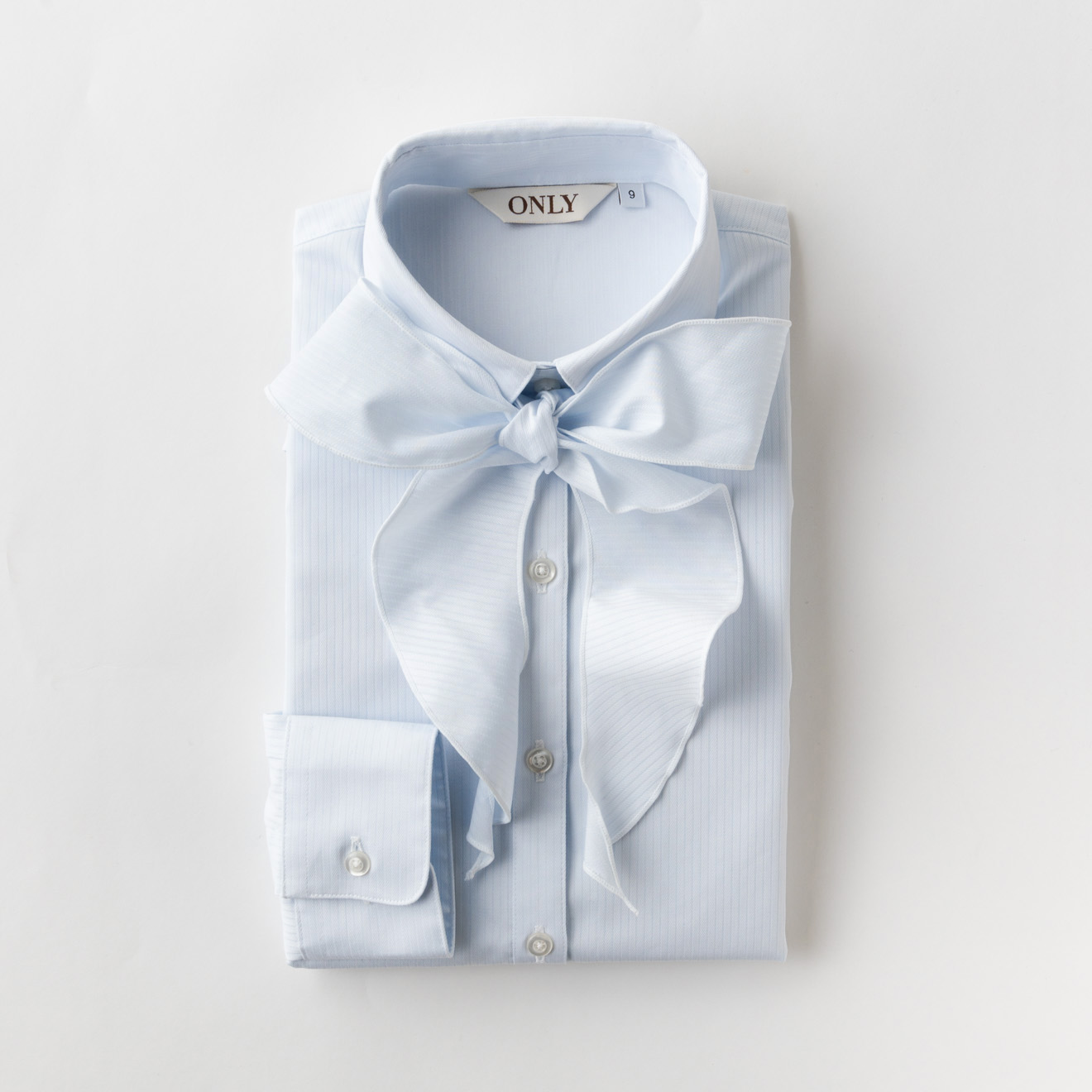 EASY CARE / ブルーレギュラーカラーボウタイ付きシャツ